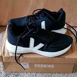 Veja Impala Black Cream US Size 7